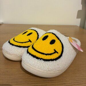 NWT‎ PB Smiley Face Slippers - Women's 39-40